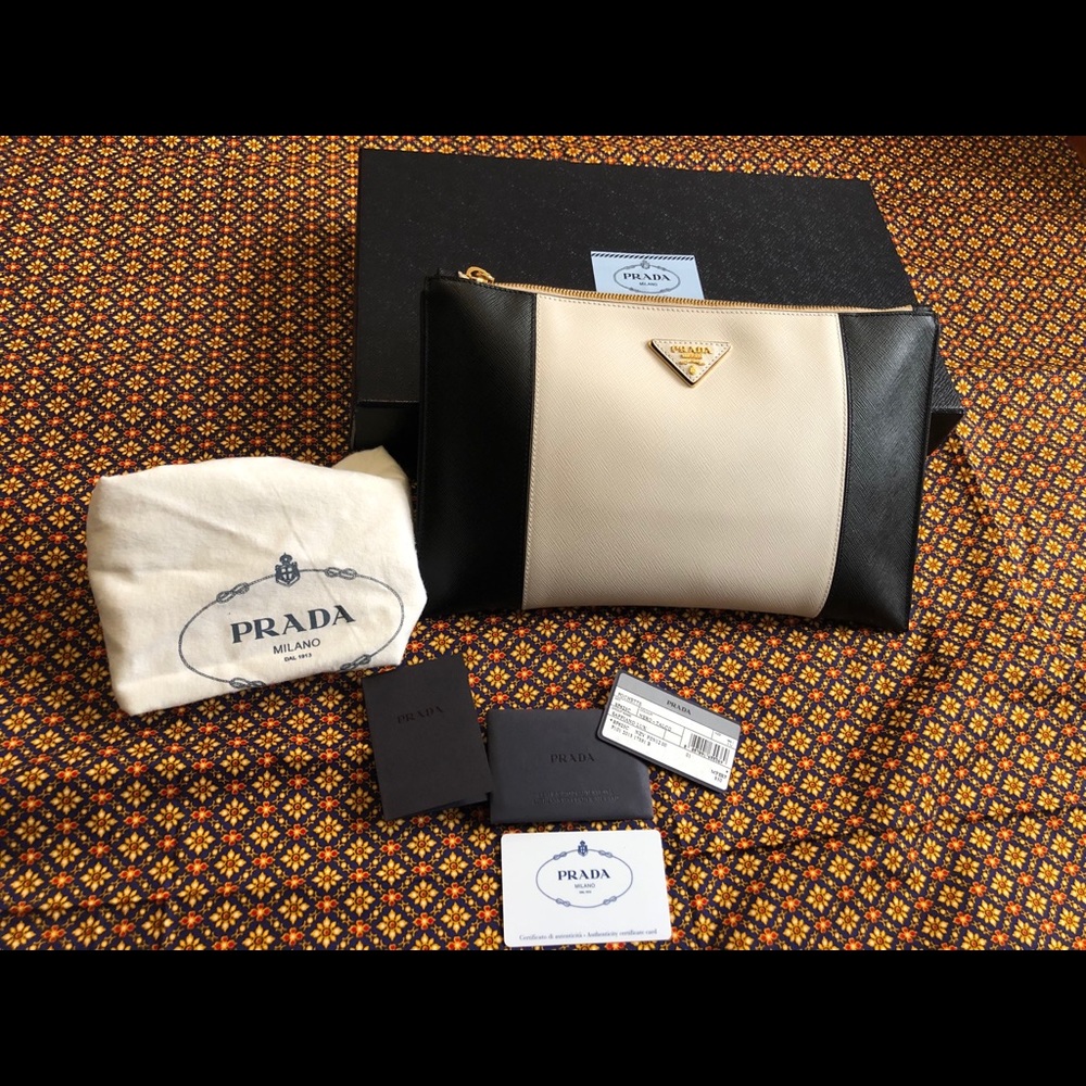 Prada Saffiano Clutch Brand New! L@@K!!!😍😍😍